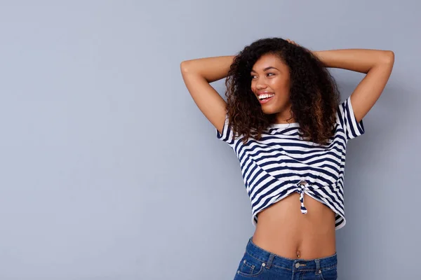 Portrait Femme Africaine Attrayante Souriant Avec Les Mains Derrière Tête — Photo