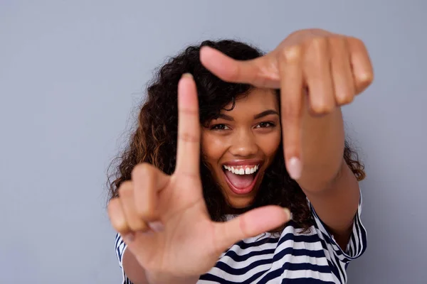 闭上幸福年轻的黑人妇女的肖像微笑和用手指制作镜框 — 图库照片