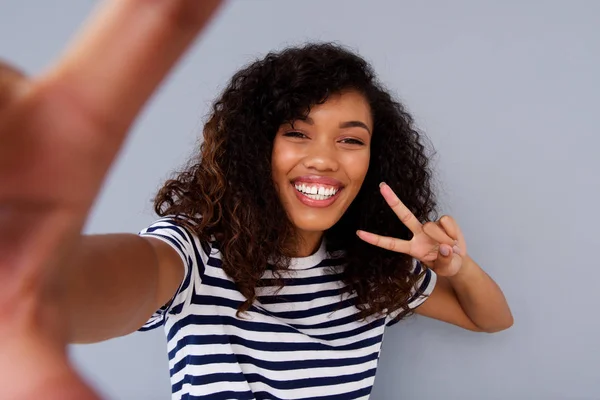 Portrét Šťastné Mladé Ženy Úsměvem Selfie — Stock fotografie