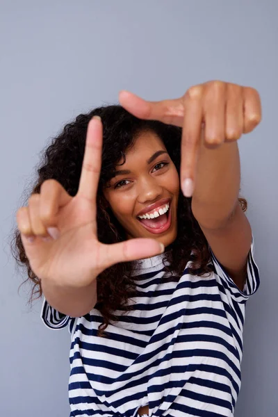 Retrato Feliz Jovem Mulher Negra Sorrindo Fazendo Moldura Com Mãos — Fotografia de Stock