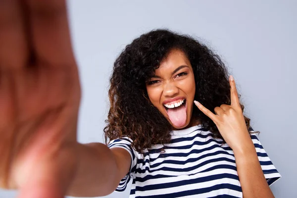 Retrato Joven Mujer Negra Feliz Tomando Selfie Contra Pared Gris —  Fotos de Stock