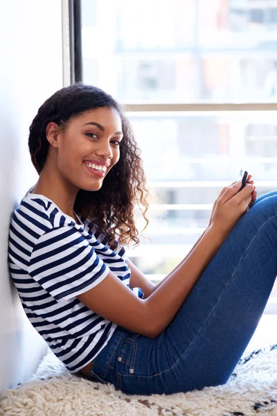 Retrato Una Joven Afroamericana Sonriendo Con Celular — Foto de Stock