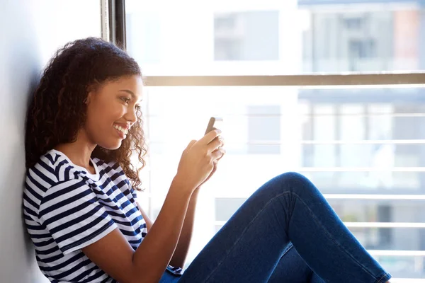 Горизонтальный Портрет Молодой Женщины Улыбающейся Мобильного Телефона — стоковое фото