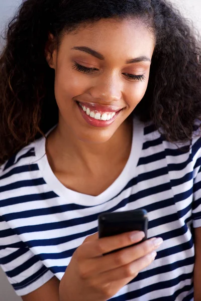 Close Retrato Atraente Jovem Afro Americana Olhando Para Telefone Celular — Fotografia de Stock