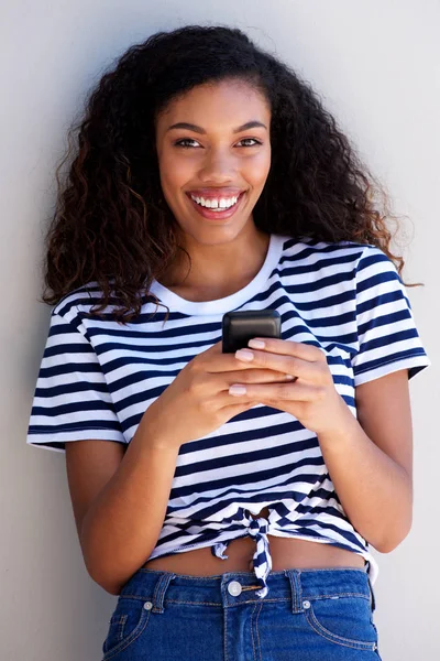 Retrato Mujer Joven Sonriendo Sosteniendo Teléfono Inteligente — Foto de Stock