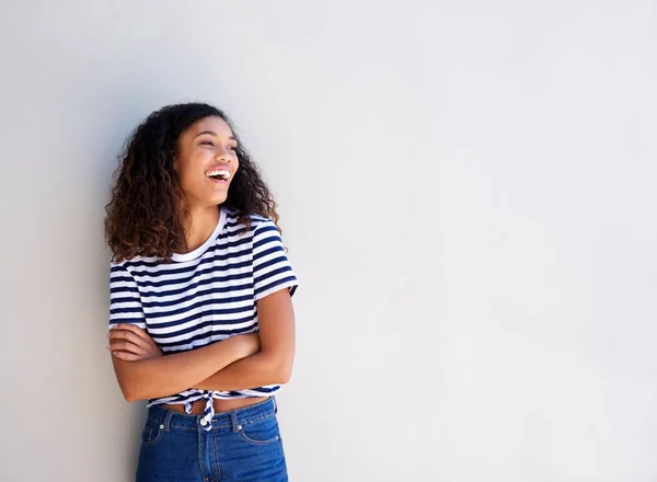 Retrato Joven Mujer Afroamericana Feliz Pie Sobre Fondo Blanco —  Fotos de Stock