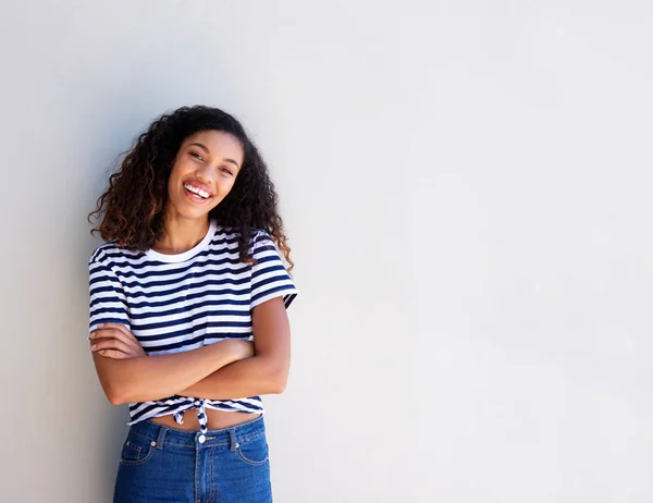 Portret Van Koele Jonge Afro Amerikaanse Vrouw Die Lacht Tegen — Stockfoto