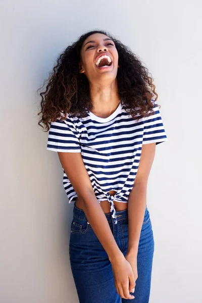 Retrato Joven Mujer Africana Feliz Riendo Sobre Fondo Blanco — Foto de Stock