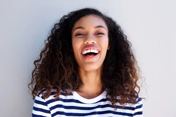 Primer Plano Retrato Joven Mujer Afroamericana Feliz Riendo Contra Pared —  Fotos de Stock