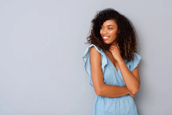 Retrato Jovem Mulher Negra Com Cabelo Encaracolado Olhando Para Espaço — Fotografia de Stock