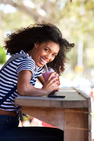 外ジュース スムーシーを飲んで幸せな若いアフリカ系アメリカ人女性の肖像画 — ストック写真