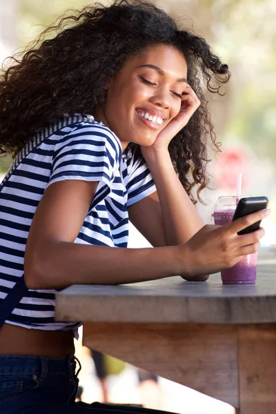 Retrato Una Joven Afroamericana Sentada Cafetería Con Teléfono Móvil — Foto de Stock