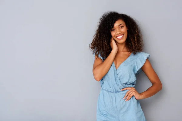 Retrato Horizontal Bela Jovem Afro Americana Sorrindo Contra Fundo Cinza — Fotografia de Stock