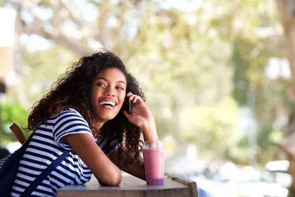 Retrato Una Hermosa Joven Afroamericana Sonriendo Hablando Smartphone — Foto de Stock