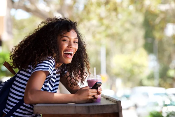 Портрет Щасливі Молода Жінка Мобільного Телефону Кафе — стокове фото