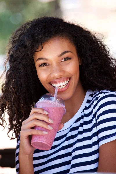 Retrato Una Joven Sonriente Bebiendo Batido Afuera — Foto de Stock