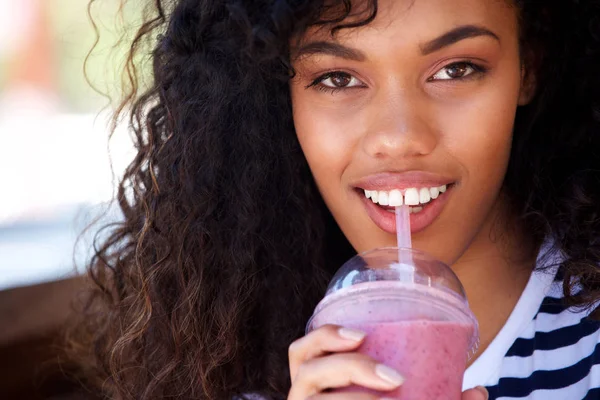 亲密的肖像迷人的年轻的非洲裔美国妇女饮用冰沙 — 图库照片