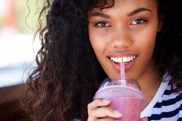 Close Retrato Atraente Jovem Afro Americana Bebendo Smoothie — Fotografia de Stock