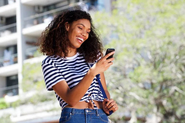 Retrato Jovem Mulher Feliz Sorrindo Fora Com Smartphone — Fotografia de Stock