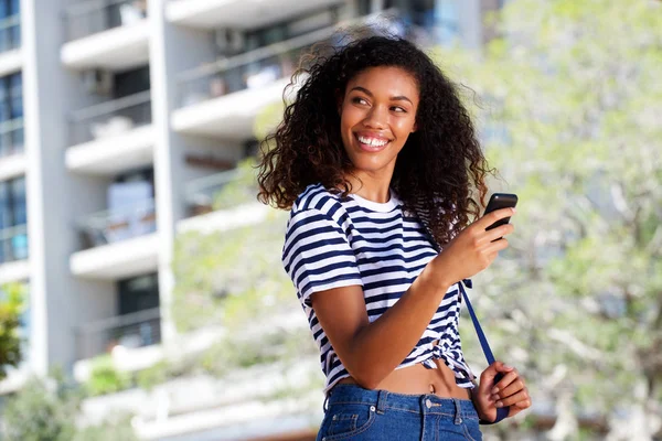 Retrato Mujer Joven Atractiva Sonriendo Con Teléfono Inteligente Aire Libre — Foto de Stock