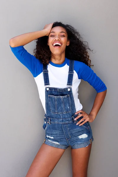 Retrato Modelo Moda Feminina Rindo Com Mão Cabelo Contra Fundo — Fotografia de Stock