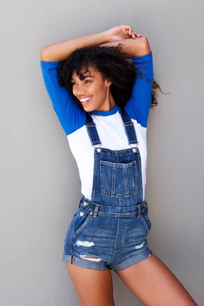 Retrato Una Atractiva Joven Afroamericana Con Pantalones Cortos Sonriendo Sobre — Foto de Stock