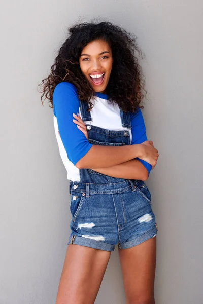 Retrato Una Joven Afroamericana Confiada Sonriendo Sobre Fondo Gris — Foto de Stock