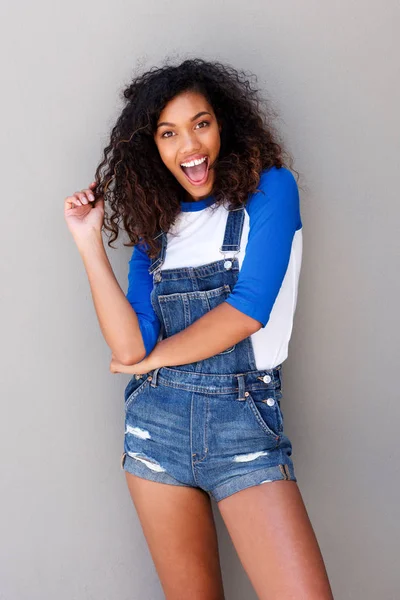 Retrato Mujer Afroamericana Feliz Pantalones Cortos Sonriendo Contra Pared Gris — Foto de Stock