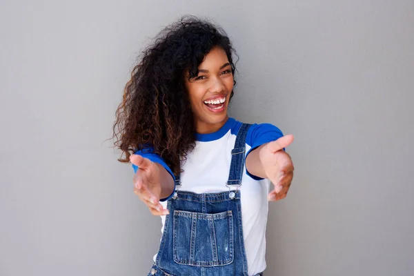 Retrato Feliz Jovem Afro Americana Acolhendo Braços Abertos — Fotografia de Stock