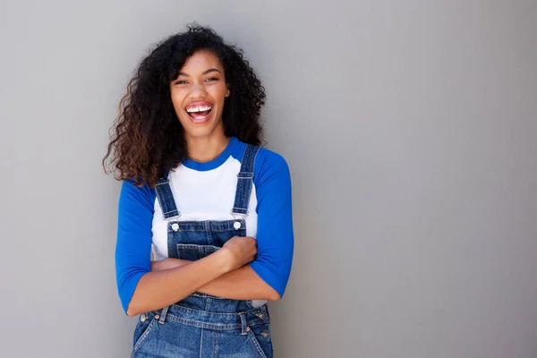 灰色の壁に対して笑って幸せな若いアフリカ系アメリカ人女性の水平の肖像 — ストック写真