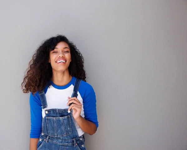 Portrait Cool Young African American Woman Smiling Gray Wall — Stock Photo, Image