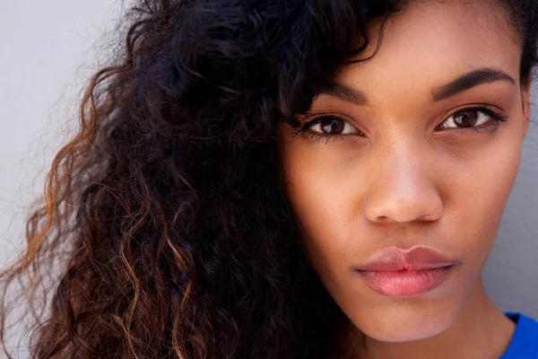 Güzel Genç Afro Amerikan Kadın Bakan Portresi Kapatın — Stok fotoğraf