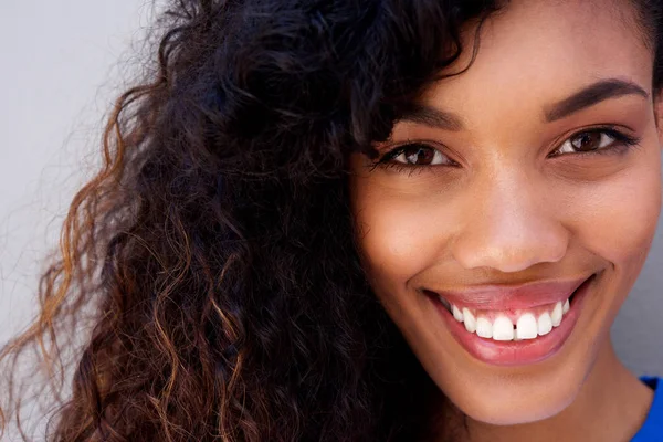 Retrato Cerca Hermosa Joven Afroamericana Con Pelo Rizado Sonriendo Contra — Foto de Stock
