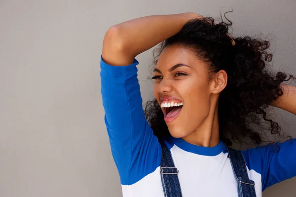 Portret Van Gelukkige Jonge Vrouw Met Hand Haar Tegen Grijze — Stockfoto