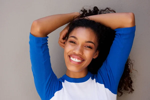 Primer Plano Retrato Hermosa Joven Afroamericana Sonriendo Con Mano Pelo —  Fotos de Stock