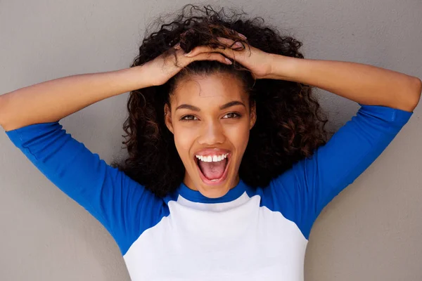 Close Retrato Horizontal Feliz Jovem Mulher Negra Com Mão Cabelo — Fotografia de Stock