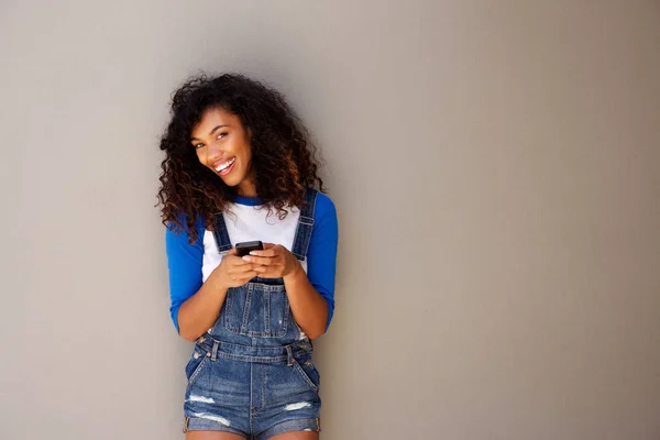 Retrato Horizontal Una Hermosa Joven Negra Sonriendo Sosteniendo Teléfono Inteligente —  Fotos de Stock