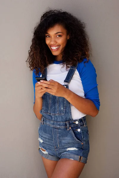 Retrato Una Hermosa Joven Afroamericana Con Cabello Rizado Sosteniendo Teléfono —  Fotos de Stock