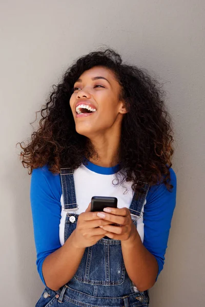 Retrato Una Hermosa Joven Africana Riendo Con Teléfono Celular Sobre — Foto de Stock