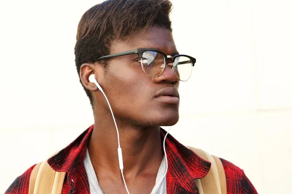 Gözlük Uzağa Arıyorsunuz Kulaklık Genç Zenci Adamla Kapatın — Stok fotoğraf