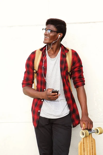 Retrato Joven Negro Feliz Pie Con Teléfono Móvil Monopatín —  Fotos de Stock