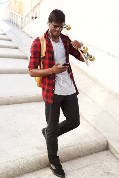 Ritratto Felice Studente Africano Che Scende Scale Con Skateboard Guardando — Foto Stock