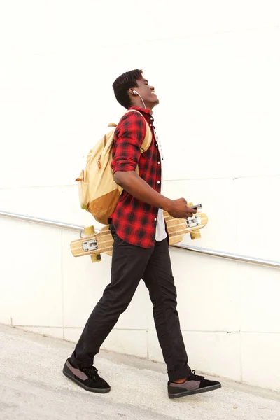 Ganzkörperporträt Einer Hübschen Jungen Afrikanisch Amerikanischen Studentin Mit Skateboard Und — Stockfoto