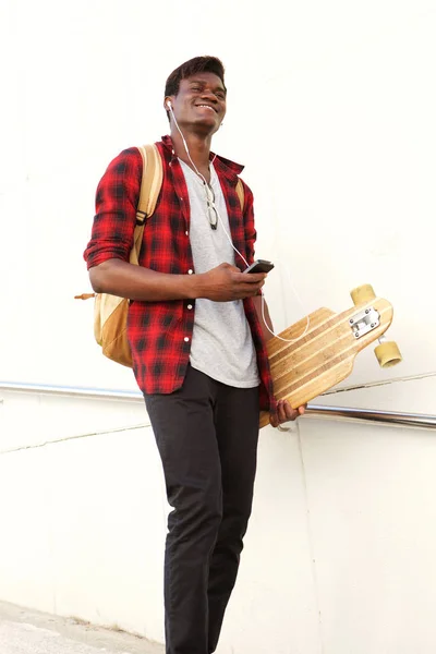 Ritratto Figura Intera Uomo Africano Fresco Con Skateboard Telefono Cellulare — Foto Stock