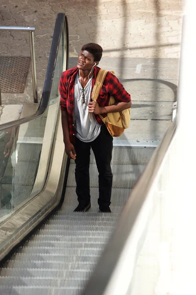 Yürüyen Merdiven Üzerinde Duran Genç Afrika Adam Portresi — Stok fotoğraf