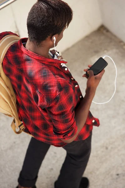 Портрет Молодого Человека Выходящего Улицу Помощью Мобильного Телефона — стоковое фото