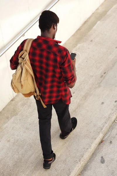 Porträt Eines Männlichen Afrikanischen Studenten Der Mit Dem Handy Nach — Stockfoto