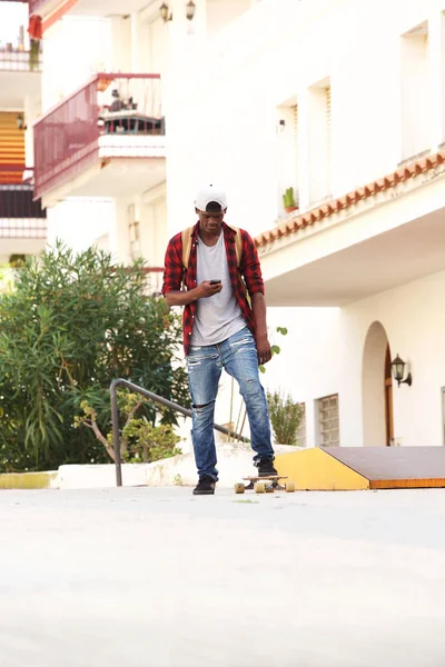 Retrato Comprimento Total Fresco Jovem Africano Cara Skate Olhando Para — Fotografia de Stock