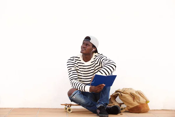 Πορτρέτο Του Δροσερό Αρσενικό Skateboarder Κάθεστε Δίπλα Έναν Τοίχο Βιβλίο — Φωτογραφία Αρχείου