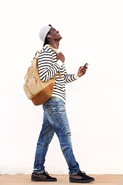 Seitenporträt Eines Lachenden Jungen Mannes Der Mit Tasche Und Handy — Stockfoto